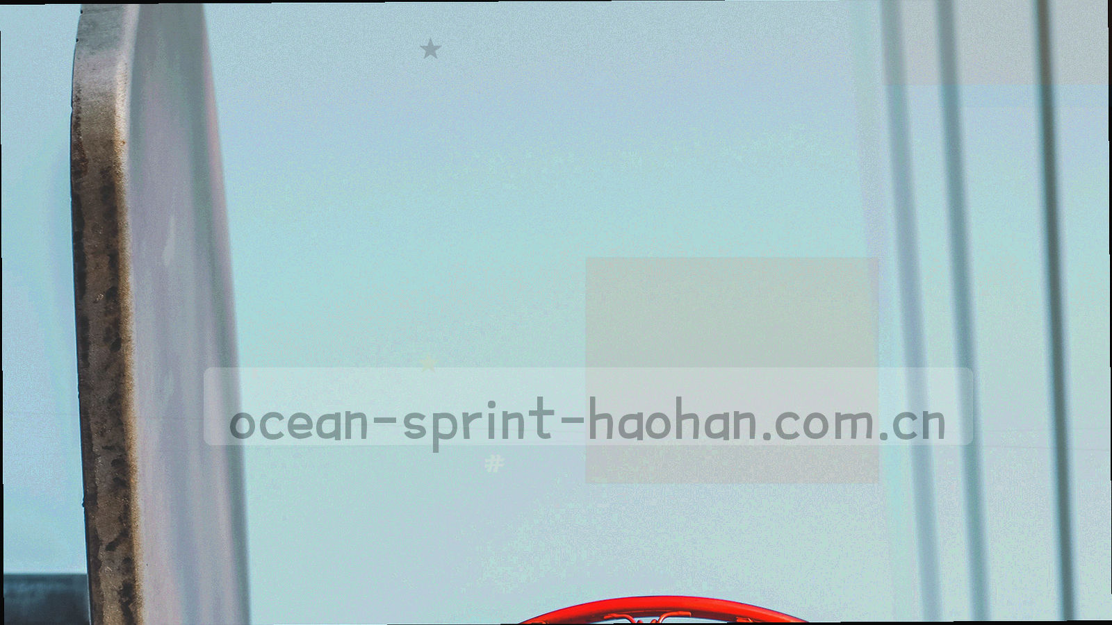 夜间数据运营台上多块屏幕同时显示赛事时间线与射门统计图表的无人场景